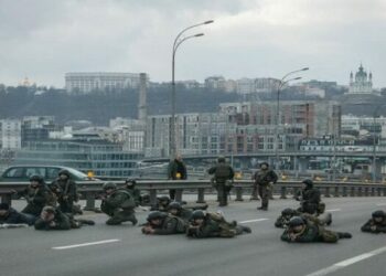 Servicemen of the Ukrainian National Guard take positions in central Kyiv.
