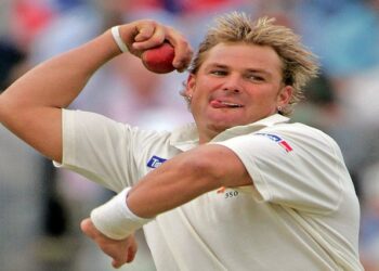 Australia's Shane Warne bowls to England's Matthew Hoggard on the first day of the second Ashes test at Edgbaston in Birmingham, central England August 4, 2005.