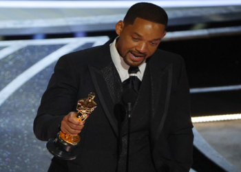 Will Smith accepts the Oscar for Best Actor in "King Richard" at the 94th Academy Awards in Hollywood, Los Angeles, California, US, March 27, 2022. REUTERS/Brian Snyder