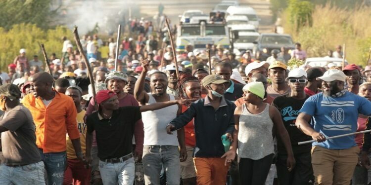 Residents of Diepsloot march towards Ext 1. [File image]