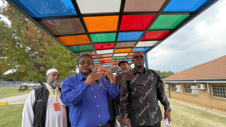 Randburg Clinic School created its own Sensory Tunnel that comprises of various sensory stimuli which calms and relaxes learners. MEC Panyaza Lesufi  was given a walk through the tunnel today during World Autism Awareness Day.