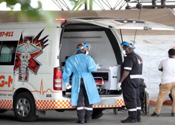 [File Image] A paramedic attends to a patient during the coronavirus disease (COVID-19) outbreak as the country faces tighter restrictions, at the MASA (Muslim Association of South Africa) Medpark, in Johannesburg, South Africa, July 1, 2021.
