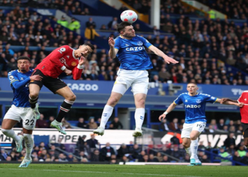 Soccer Football - Premier League - Everton v Manchester United - Goodison Park, Liverpool, Britain - April 9, 2022 Everton's Michael Keane and Ben Godfrey in action with Manchester United's Cristiano Ronaldo REUTERS/Phil Noble