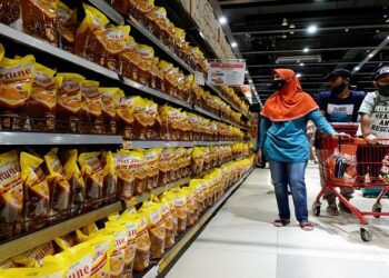 People shop for cooking oil made from oil palms at a supermarket in Jakarta, Indonesia, March 27, 2022.