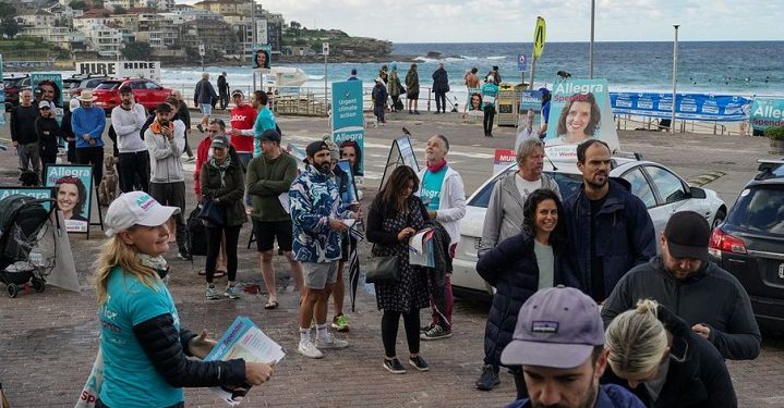 Voters wait in line to cast their ballots on the morning of the national election at a Bondi Beach polling station in Sydney, Australia, May 21, 2022.