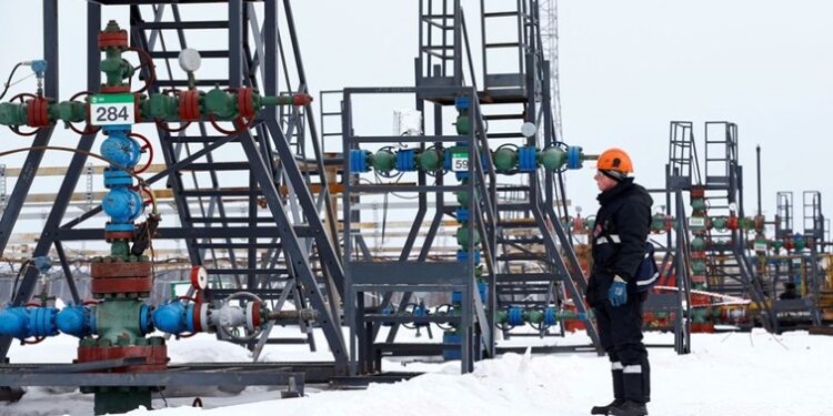 An employee inspects a well head in the Yarakta Oil Field, owned by Irkutsk Oil Company (INK), in Irkutsk Region, Russia March 10, 2019. Picture taken March 10, 2019. REUTERS/Vasily Fedosenko/File Photo