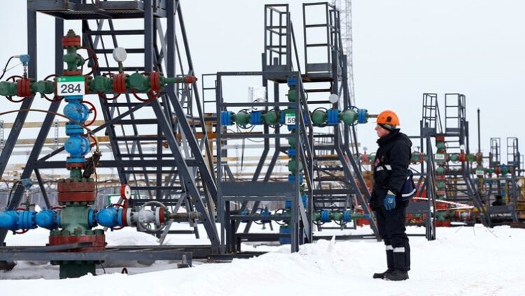 An employee inspects a well head in the Yarakta Oil Field, owned by Irkutsk Oil Company (INK), in Irkutsk Region, Russia March 10, 2019. Picture taken March 10, 2019. REUTERS/Vasily Fedosenko/File Photo