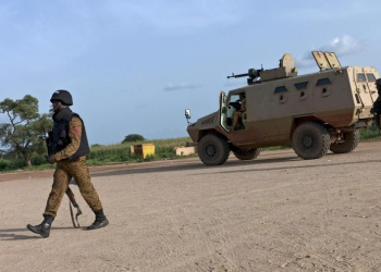 Soldiers guard positions near the Naaba Koom military base in Ouagadougou, Burkina Faso, September 29, 2015