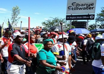 The Sibanye-Stillwater employees affiliated to mining unions NUM and AMCU are demanding a R1 000 salary increase backdated for 3 years.