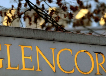 The logo of commodities trader Glencore is pictured in front of the company's headquarters in Baar, Switzerland, November 20, 2012.