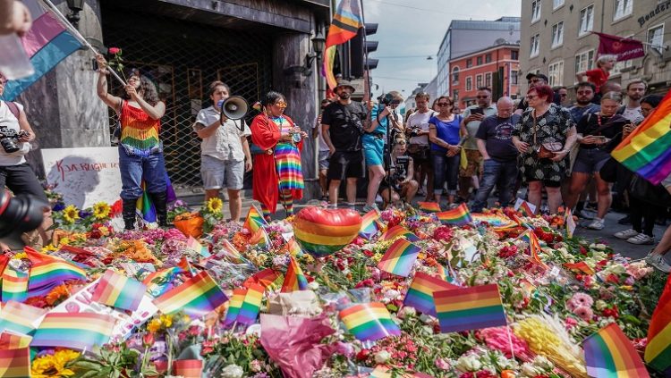 People taking part in a spontaneous Pride parade arrive at the London Pub, a popular gay bar and nightclub, to pay tribute to the victims of the shooting, after the official event was cancelled, in central Oslo, Norway June 25, 2022.