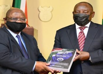 [File Image] President Cyril Ramaphosa receives the first part of the report of the Judicial Commission of Inquiry into Allegations of State Capture from the Commission’s Chairperson, Acting Chief Justice Raymond Zondo.
