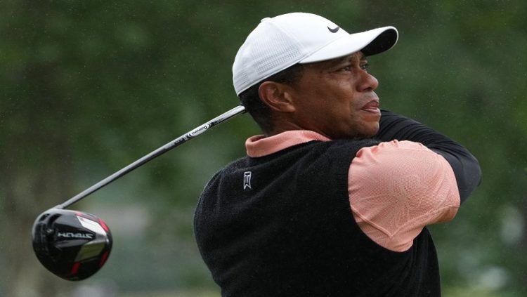 Tiger Woods plays his shot from the ninth tee as rain falls during the third round of the PGA Championship golf tournament at Southern Hills Country Club on May 21, 2022.