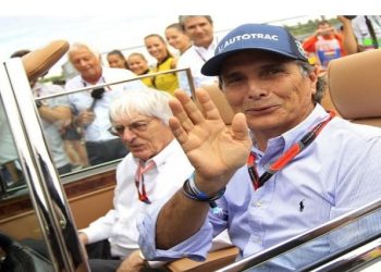 Former Formula One driver Nelson Piquet of Brazil (R) and Formula One supremo Bernie Ecclestone arrive at the drivers parade before the Hungarian F1 Grand Prix at the Hungaroring circuit, near Budapest, Hungary July 26, 2015.
