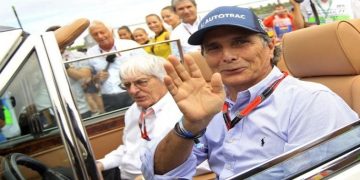 Former Formula One driver Nelson Piquet of Brazil (R) and Formula One supremo Bernie Ecclestone arrive at the drivers parade before the Hungarian F1 Grand Prix at the Hungaroring circuit, near Budapest, Hungary July 26, 2015.