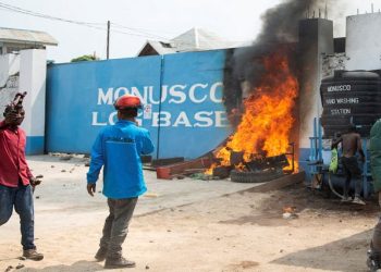 Congolese protesters set up a fire barricade outside a United Nations peacekeeping force's warehouse in Goma in the North Kivu province of the Democratic Republic of Congo July 25, 2022. REUTERS/Arlette Bashizi