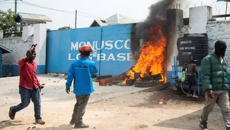 Congolese protesters set up a fire barricade outside a United Nations peacekeeping force's warehouse in Goma in the North Kivu province of the Democratic Republic of Congo July 25, 2022. REUTERS/Arlette Bashizi