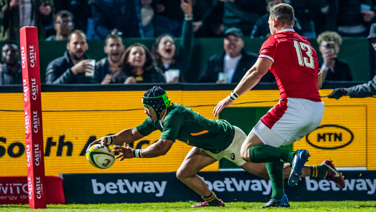 Springbok wing, Cheslin Kolbe scores a try against Wales in their first match in Pretoria, Loftus Versfeld.