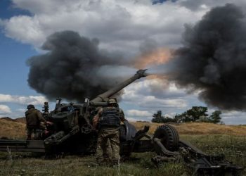 Ukrainian service members fire a shell from a towed howitzer FH-70 at a front line, as Russia's attack on Ukraine continues, in Donbas Region, Ukraine July 18, 2022.