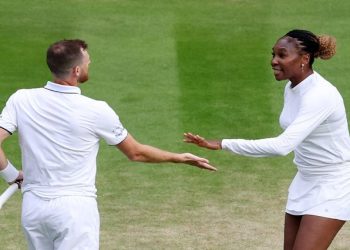 Tennis - Wimbledon - All England Lawn Tennis and Croquet Club, London, Britain - July 1, 2022 Britain's Jamie Murray and Venus Williams of the U.S. during their first round mixed doubles match against Australia's Michael Venus and Poland's Alicja Rosolska REUTERS/Matthew Childs