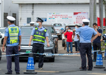 Police officers manage vehicles entering and exiting Qionghai, amid lockdown measures to curb the coronavirus disease (COVID-19) outbreak in Hainan province, China August 7, 2022. cnsphoto via REUTERS