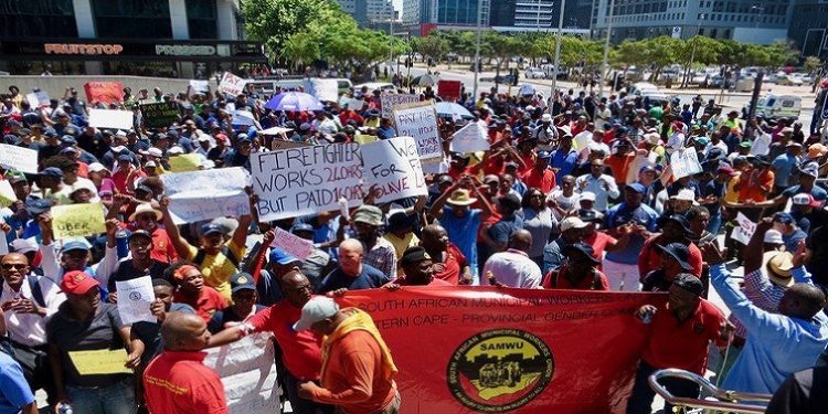 Members of SAMWU protesting for wages increase
