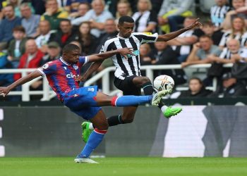 Newcastle United's Alexander Isak in action with Crystal Palace's Cheick Doucoure.
