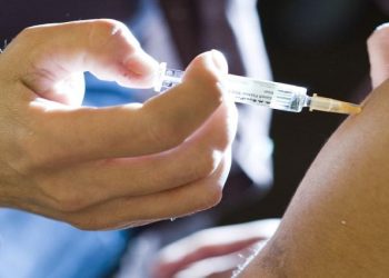 A student receives a measles vaccine injection at the Ecole Polytechnique Fédérale de Lausanne (EPFL) in Ecublens near Lausanne March 23, 2009.