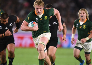Pieter-Steph du Toit scores their first try during match against New Zealand on September 21, 2019