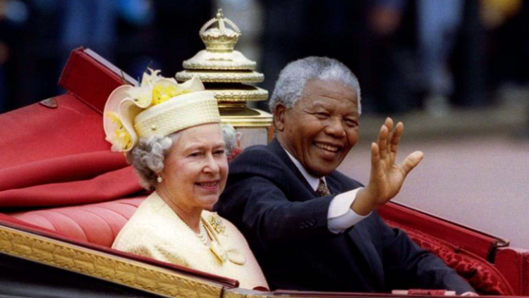 Nelson Mandela accompanies Queen Elizabeth in a carriage ride to a Buckingham Palace lunch on the first day of his state visit to Britain, July 9, 1996. REUTERS/Simon Kreitem