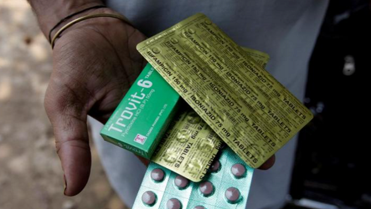A tuberculosis patient holds their medicines received from the government's tuberculosis center in Rawalpindi, Pakistan July 11, 2016. Picture taken July 11, 2016. REUTERS/Faisal Mahmood