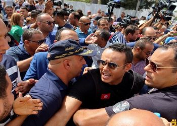 Police members push back supporters of Tunisia's opposition party Ennahda protesting in support of the party leaders, Rached Ghannouchi and Ali Larayedh, who are facing questioning by anti-terrorism police in Tunis, Tunisia September 19, 2022