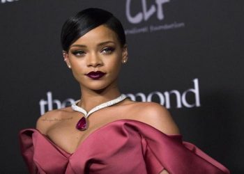 Rihanna posing for pictures at an event