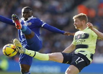 Manchester City's Kevin De Bruyne in action with Leicester City's Nampalys Mendy.