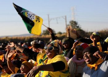 FILE PHOTO: African National Congress suppoters chant slogans during ANC president Jacob Zuma's election campaign in Atteridgeville a township located to the west of Pretoria, South Africa July 5, 2016.