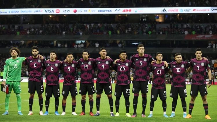 Mexico line up during the national anthems before the match at the World Cup Concacaf Qualifiers between Mexico and El Salvador in Estadio Azteca, Mexico City, Mexico on March 30, 2022.