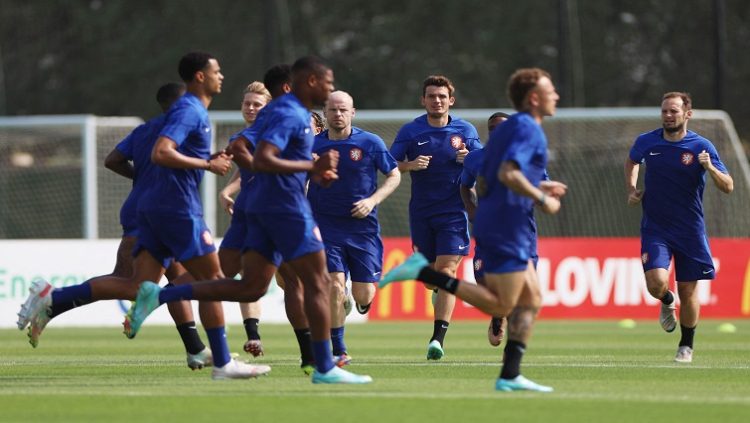 [File Image] : Netherlands' Davy Klaassen with teammates during training