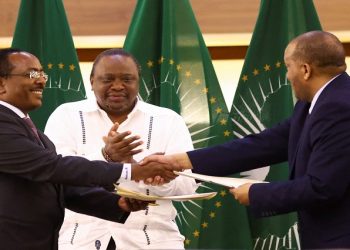 Former Kenyan President Uhuru Kenyatta applauds Ethiopian government representative Redwan Hussien and Tigray delegate Getachew Reda after signing the AU-led negotiations to resolve the conflict in northern Ethiopia, in Pretoria, South Africa, November 2, 2022. REUTERS/Siphiwe Sibeko