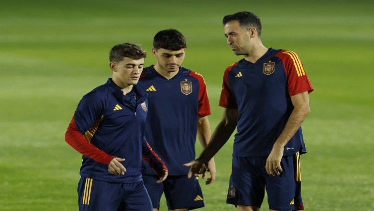 Spain's Sergio Busquets, Pedri and Gavi during training.