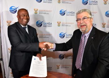 Dr Phil Mjwara from the Department of Science and Innovation and Badri Younes, Deputy Associate Administrator for 
@NASA
 Space Communications and Navigation program sign a joint statement ntent for Cooperation in establishing a Lunar Exploration Ground Site in SA at Matjiesfontein