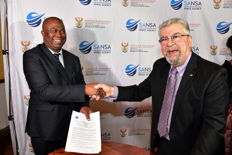 Dr Phil Mjwara from the Department of Science and Innovation and Badri Younes, Deputy Associate Administrator for 
@NASA
 Space Communications and Navigation program sign a joint statement ntent for Cooperation in establishing a Lunar Exploration Ground Site in SA at Matjiesfontein