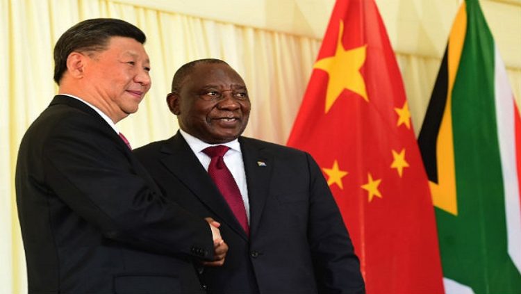 President Cyril Ramaphosa and President Xi Jinping of the People’s Republic of China shaking hands.