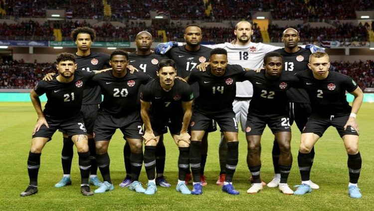 File | Canada players pose for a team group photo before the match against Costa Rica