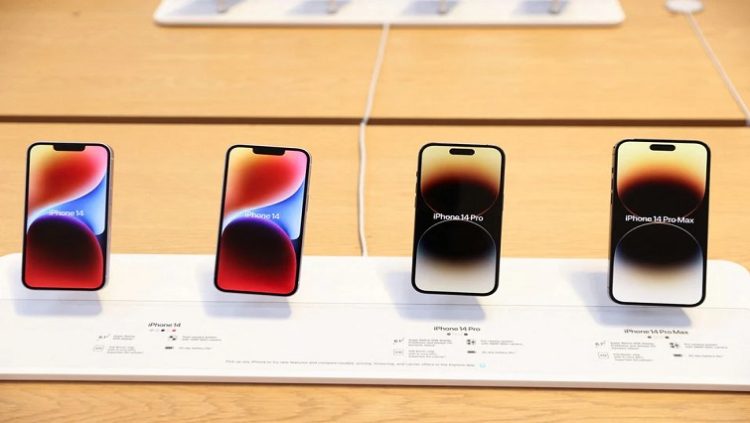 [File Photo] The Apple iPhone 14, The Apple iPhone 14 Pro and the Apple iPhone 14 Pro Max are seen at the Apple Fifth Avenue store in Manhattan, New York City, US, September 16, 2022.