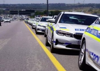 SAPS vehicles lined across a highway.