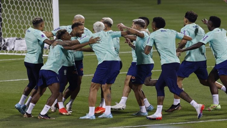 [File Image] : Brazil's Neymar with teammates during training