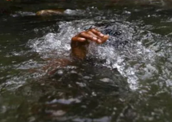 A picture of a hand sticking out of the water.