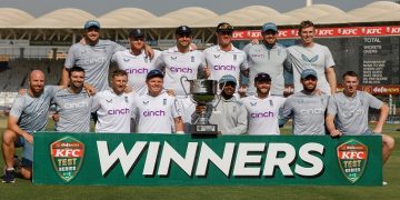 Cricket - Third Test - Pakistan v England - National Stadium Karachi, Pakistan - December 20, 2022. England's players pose with the trophy after winning the match. REUTERS/Akhtar Soomro