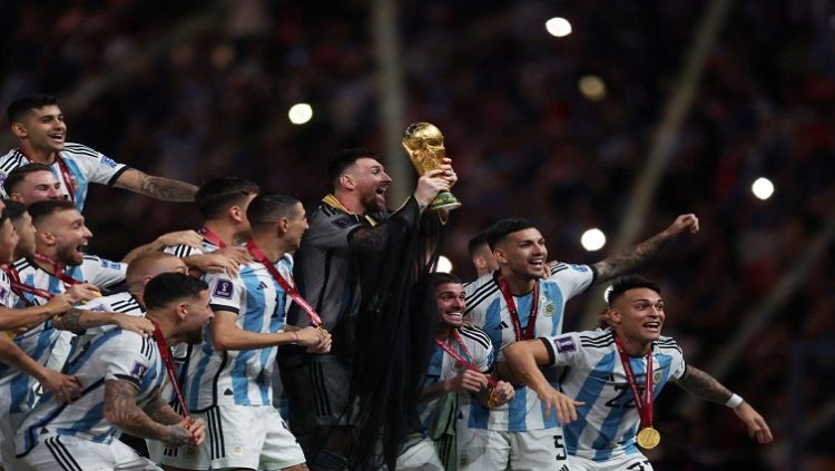 FILE PHOTO: Soccer Football - FIFA World Cup Qatar 2022 - Final - Argentina v France - Lusail Stadium, Lusail, Qatar - December 18, 2022 Argentina's Lionel Messi lifts the World Cup trophy alongside teammates as they celebrate winning the World Cup REUTERS/Lee Smith/File Photo