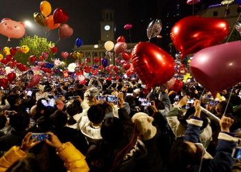 People release balloons as they gather to celebrate New Year's Eve, amid the coronavirus disease (COVID-19) outbreak, in Wuhan, Hubei province, China January 1, 2023.
